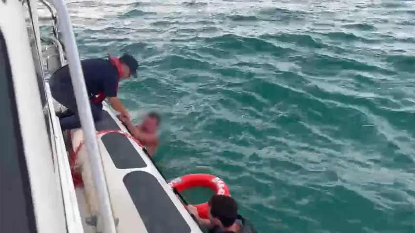 İzmir haber: Çeşme açıklarında motoru arızalanan jet skide mahsur kalan 2 kişi kurtarıldı haberinin görseli