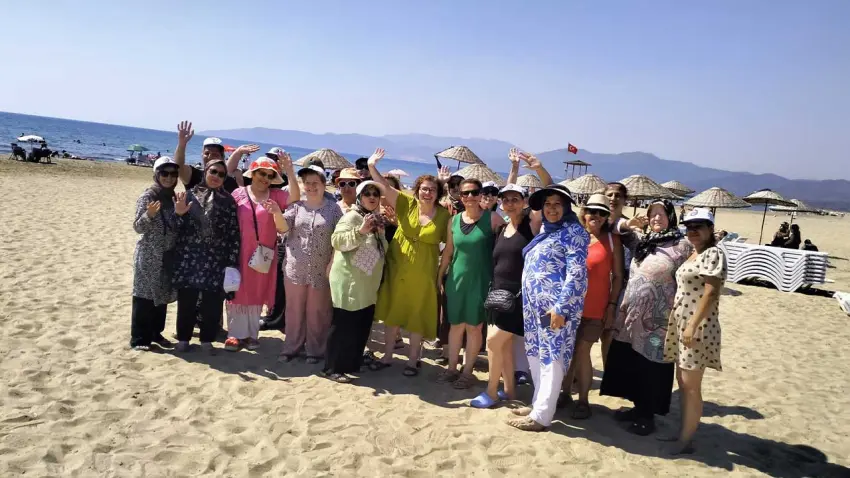 Karabağlarlı kadınlar Pamucak’ta deniz keyfi yaşadı haberinin görseli