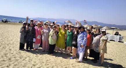 Karabağlarlı kadınlar Pamucak’ta deniz keyfi yaşadı