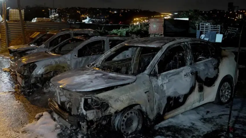 Oto galeride yangın: 3 araç kül oldu, kundaklama şüphesi var! haberinin görseli