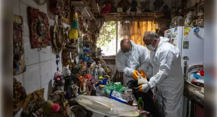 Bornova’da çöp eve temizlik operasyonu: Yüzlerce kilo atık çıkarıldı