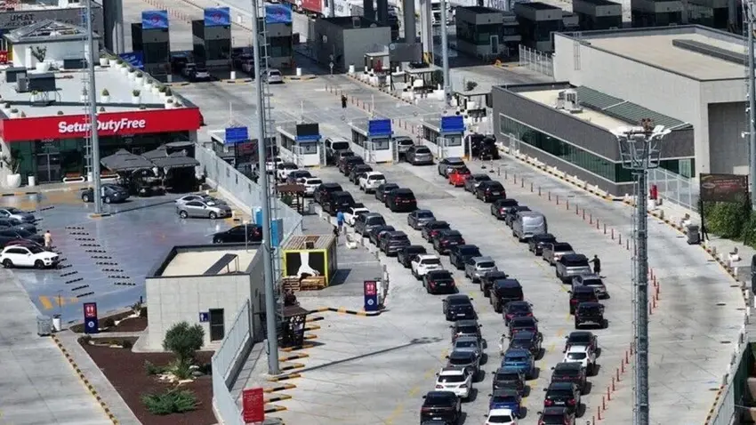 Gurbetçilerin dönüş yolculuğu başladı: Sınır kapılarında hüzünlü yoğunluk haberinin görseli