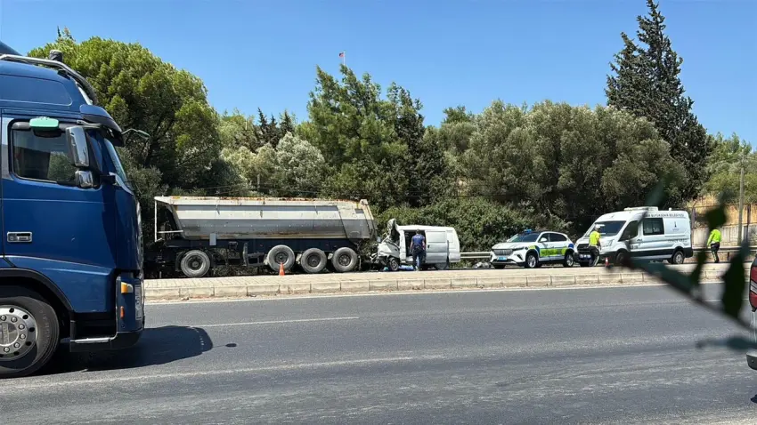 İzmir’de kaza: TIR’a arkadan çarpan sürücü hayatını kaybetti haberinin görseli