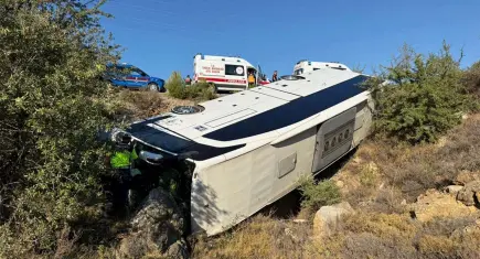 İzmir’de ölümlü kaza: Otobüs ile otomobil şarampole devrildi! 