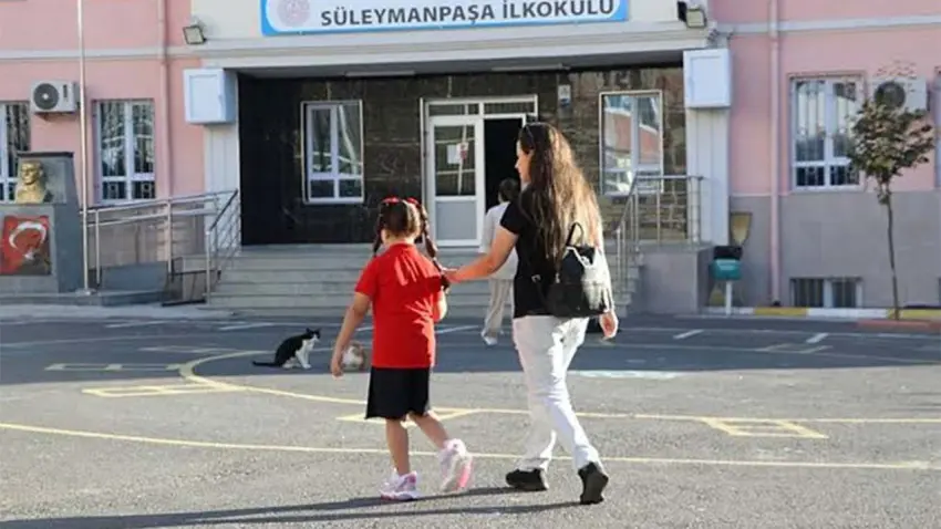 MEB’den velilere uyum haftası kolaylığı: Çocuğu okula başlayacak memurlara günde 3 saat idari izin haberinin görseli