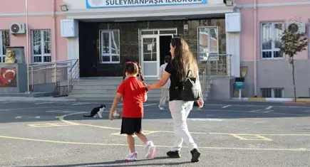 MEB’den velilere uyum haftası kolaylığı: Çocuğu okula başlayacak memurlara günde 3 saat idari izin