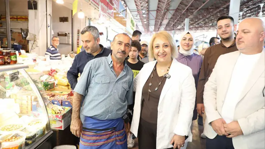 Menderes’te Başkan Vekili Şen’in ilk durağı pazar yeri oldu haberinin görseli