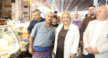 Menderes’te Başkan Vekili Şen’in ilk durağı pazar yeri oldu