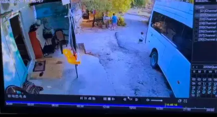Minibüsle geri manevra yaparken 1,5 yaşındaki oğlunu ezdi: Ağır yaralanan çocuk kurtarılamadı