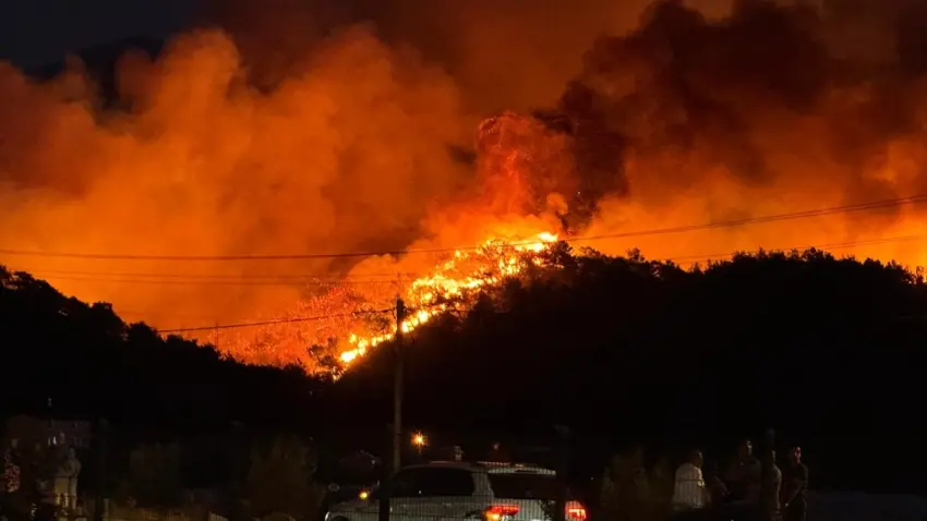 Muğla’da ormanlık alanda yangın! Fethiye’deki alevleri söndürme çalışmaları devam ediyor haberinin görseli