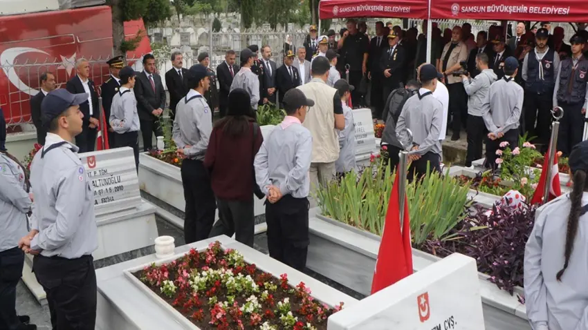 Şehitlikte duygusal anlar: Kır çiçekleri getirirdi, şimdi sofralarım boş haberinin görseli