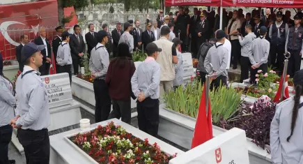 Şehitlikte duygusal anlar: Kır çiçekleri getirirdi, şimdi sofralarım boş