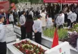 Şehitlikte duygusal anlar: Kır çiçekleri getirirdi, şimdi sofralarım boş