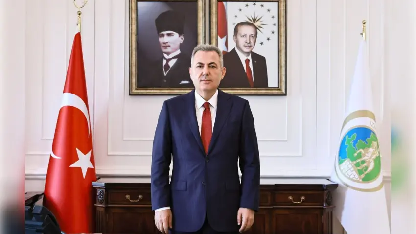 Vali Elban’dan 30 Ağustos mesajı: Bize düşen Cumhuriyetimizi daha da yükseltmektir haberinin görseli