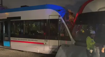 Zeytinburnu’nda iki tramvay çarpıştı!