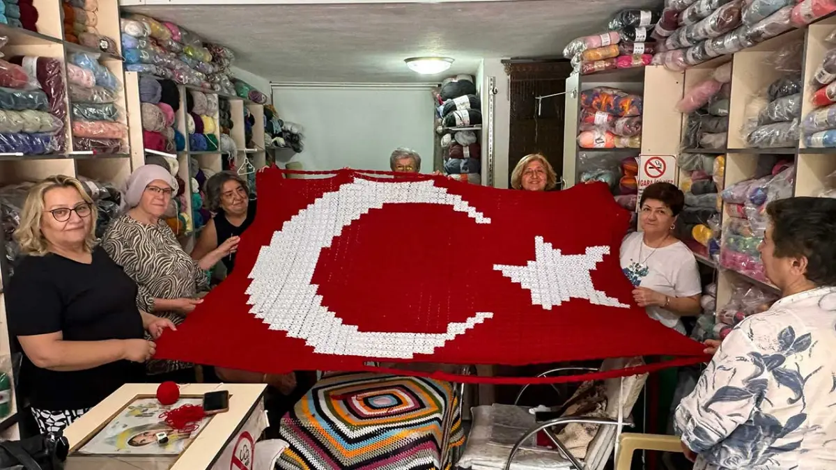 30 Ağustos Zafer Bayramı için 1813 motifli Türk bayrağı ördüler görseli