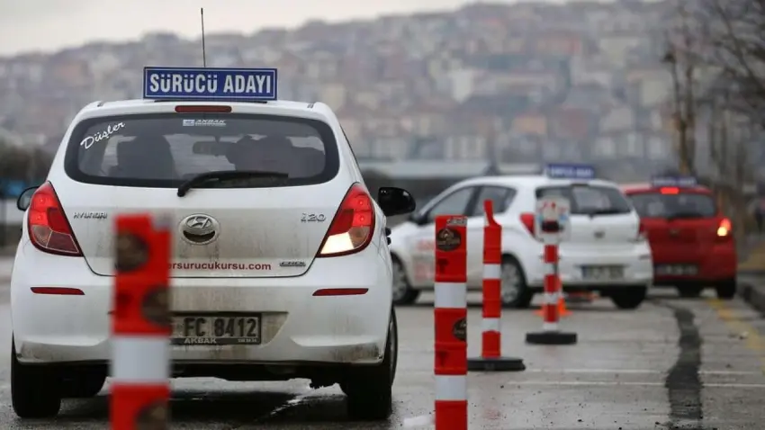 Direksiyon sınavında ezber dönemi bitiyor! Sabit parkur sistemi sona eriyor haberinin görseli