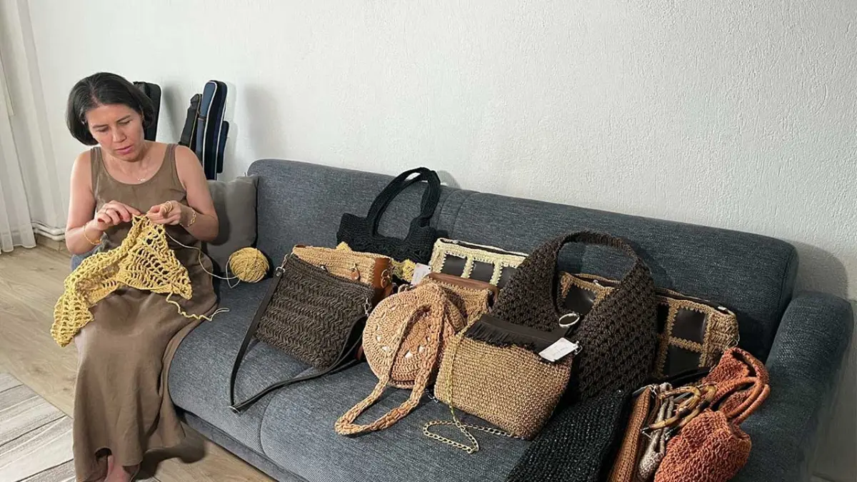 Görme engeline rağmen rengarenk çantalar örüyor görseli