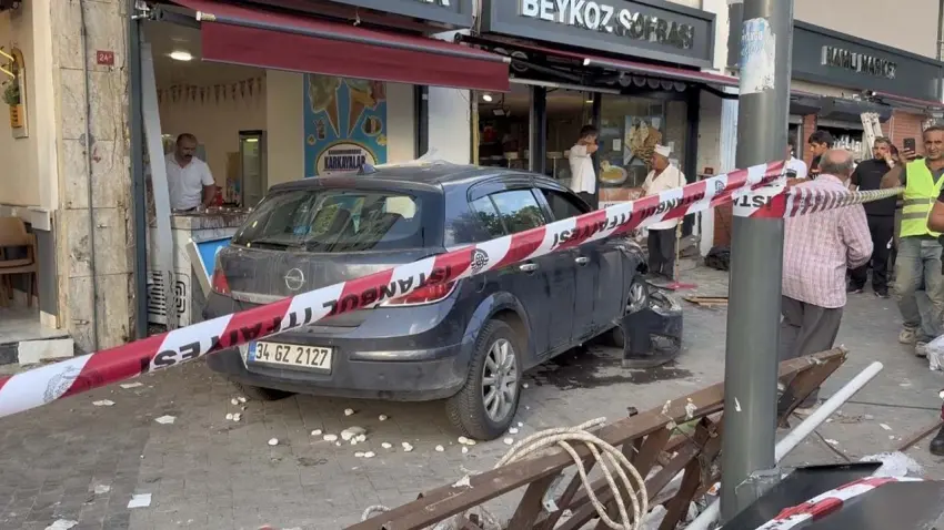 İstanbul’da otomobil yayaların arasına daldı: Yaralılar var haberinin görseli