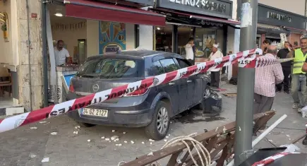İstanbul’da otomobil yayaların arasına daldı: Yaralılar var