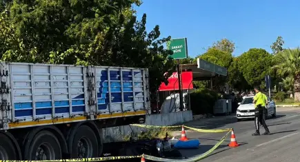 İzmir'de park halindeki tıra çarpan motosiklet hayatını kaybetti