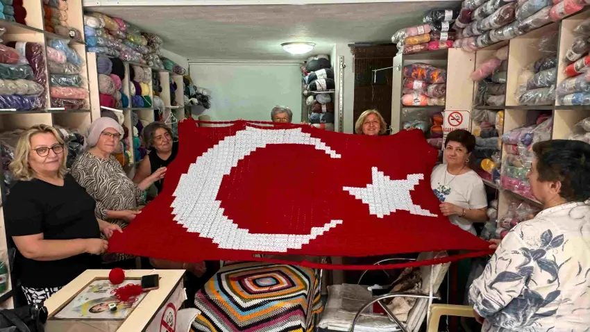 Manisa’da 15 kadından anlamlı 30 Ağustos çalışması: 1813 motifle Türk bayrağı ördüler haberinin görseli