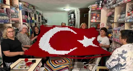 Manisa’da 15 kadından anlamlı 30 Ağustos çalışması: 1813 motifle Türk bayrağı ördüler