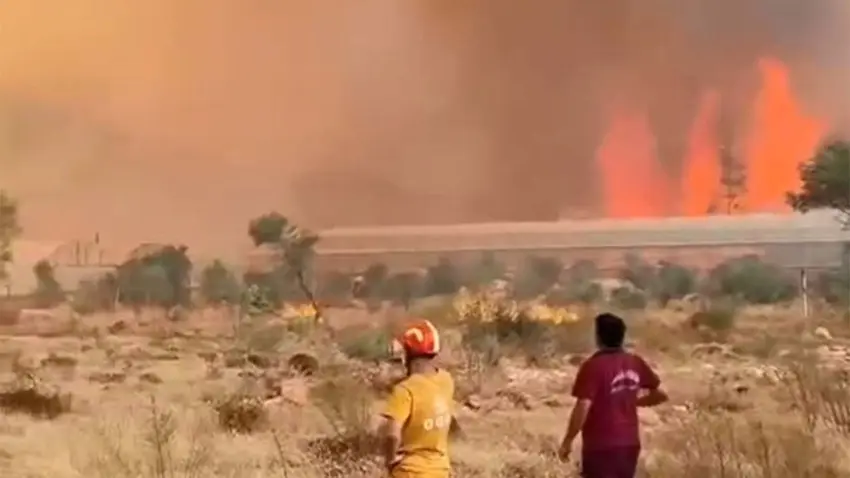 Muğla'dan Antalya'ya sıçrayan yangın büyüyor! Vali Şahin: Söndürülmekten uzak haberinin görseli