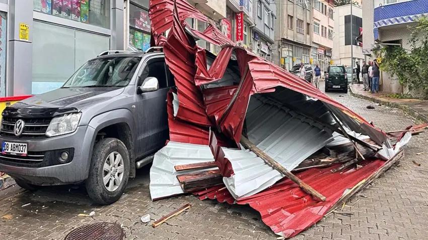 Fırtınada uçan çatı 3 aracın üzerine düştü haberinin görseli