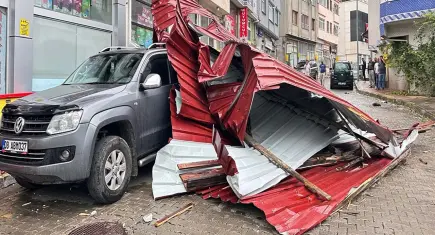 Fırtınada uçan çatı 3 aracın üzerine düştü