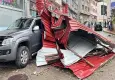 Fırtınada uçan çatı 3 aracın üzerine düştü