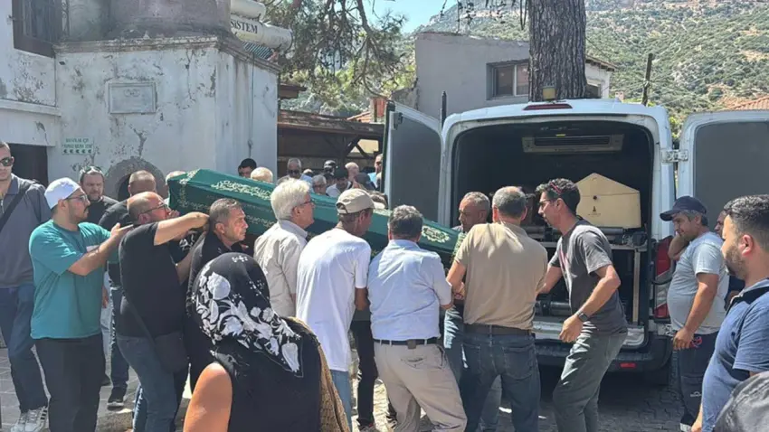 İETT otobüsü kazasında yaşamını yitiren Göksel Aksoy, İzmir'de son yolculuğuna uğurlandı haberinin görseli