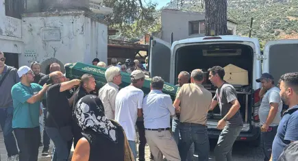 İETT otobüsü kazasında yaşamını yitiren Göksel Aksoy, İzmir'de son yolculuğuna uğurlandı