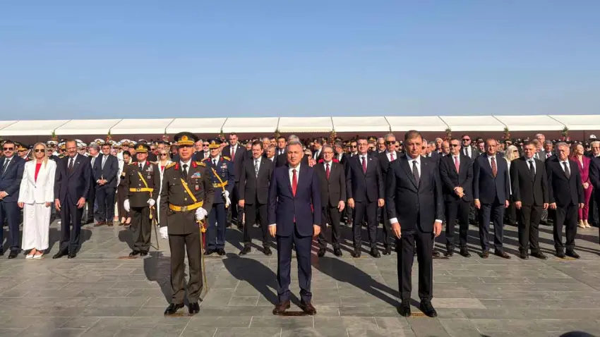 İzmir’de 30 Ağustos coşkusu Cumhuriyet Meydanı’nda başladı haberinin görseli