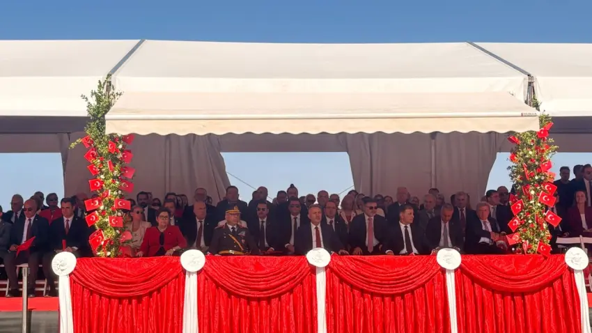 İzmir’de 30 Ağustos Cumhuriyet Meydanı’nda coşkuyla kutlandı haberinin görseli