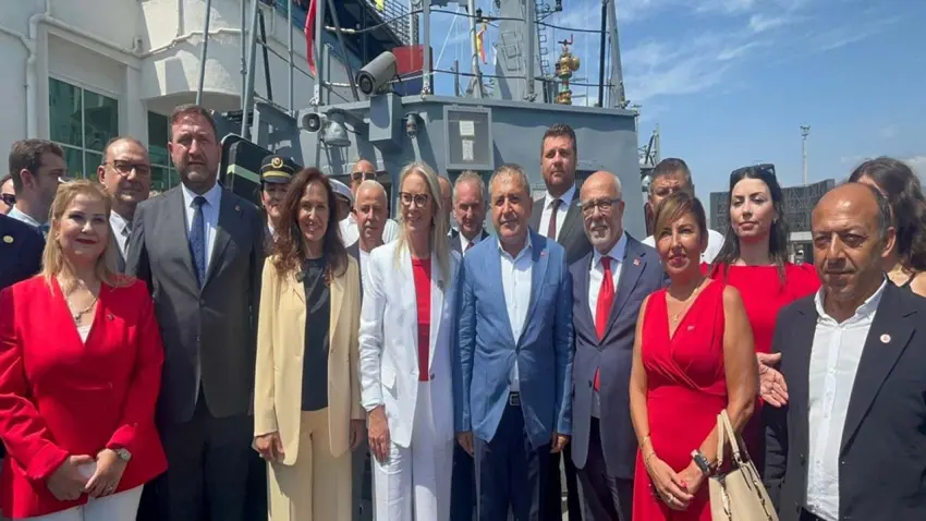 İzmir’de zafer bayramı coşkusu: TCG Karşıyaka gemisi İzmirlileri ağırladı haberinin görseli