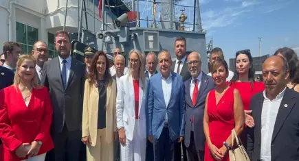 İzmir’de zafer bayramı coşkusu: TCG Karşıyaka gemisi İzmirlileri ağırladı