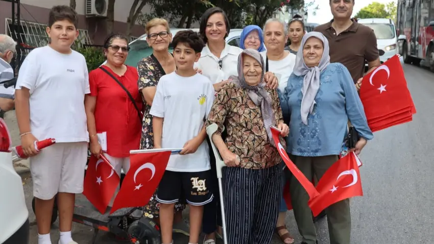 İzmir’in ilçelerinde 30 Ağustos coşkusu: Zafer Bayramı meydanlara taştı haberinin görseli