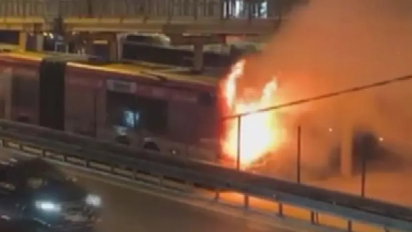 Kağıthane'de metrobüste yangın haberinin görseli