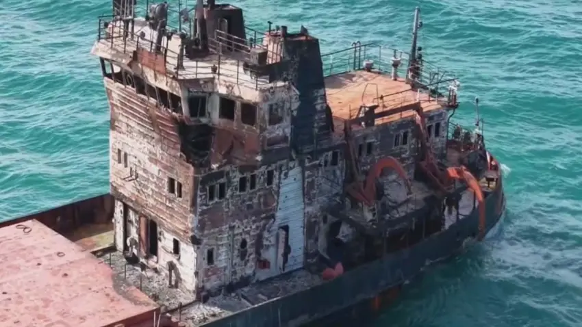 Karadeniz'de saldırıya uğrayan tanker karaya oturdu haberinin görseli