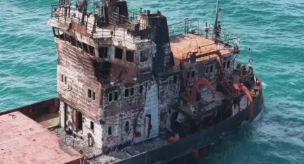 Karadeniz'de saldırıya uğrayan tanker karaya oturdu