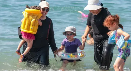 Konaklı çocuklar ve kadınlar yazın son günlerinde denizin keyfini çıkardı