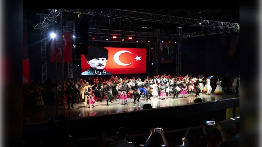 Balçova’da 30 Ağustos coşkusu dünya sahnesine taşındı haberinin görseli