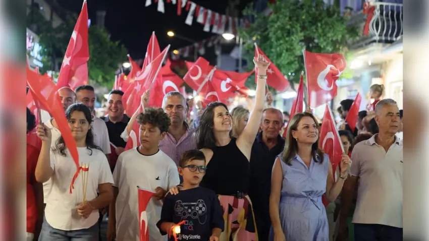 Çeşme’de 30 Ağustos coşkusu: Sokaklar kırmızı-beyaza büründü haberinin görseli