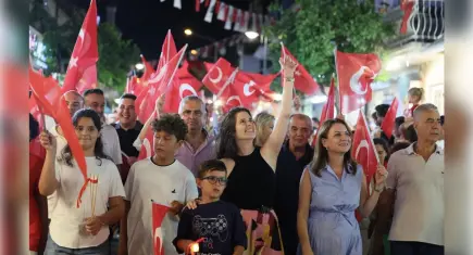 Çeşme’de 30 Ağustos coşkusu: Sokaklar kırmızı-beyaza büründü
