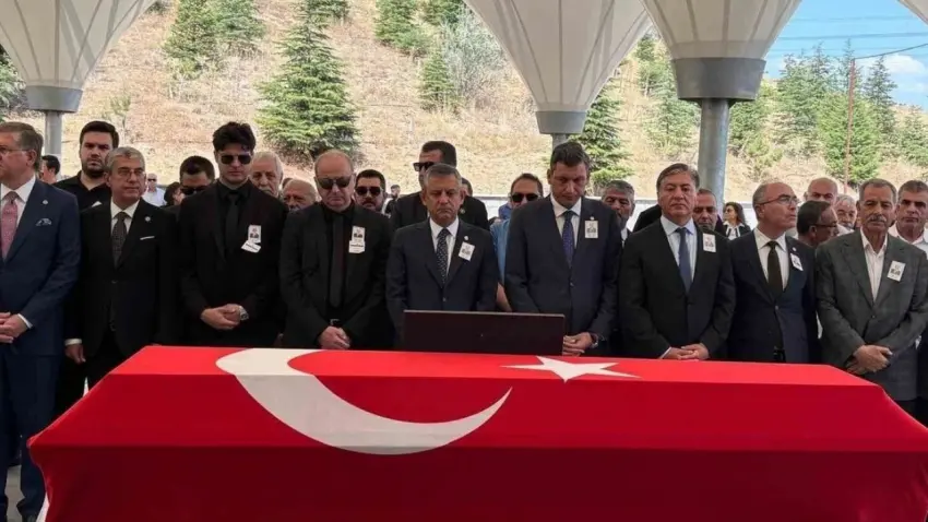 CHP eski Genel Başkan Vekili Selvi toprağa verildi haberinin görseli