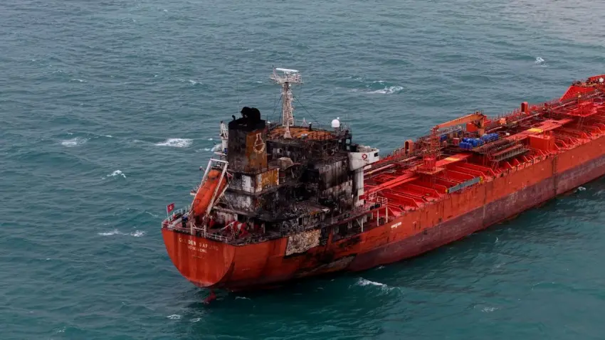 Dron saldırısına uğrayan tanker Alaçam’da karaya oturdu: Römorkörle kaldırılacak haberinin görseli