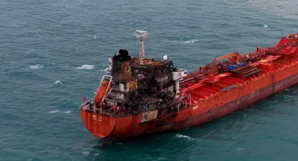 Dron saldırısına uğrayan tanker Alaçam’da karaya oturdu: Römorkörle kaldırılacak