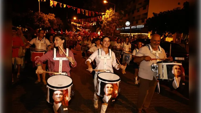 Efes Selçuk’ta 30 Ağustos coşkusu: Sokaklar bayraklarla doldu haberinin görseli