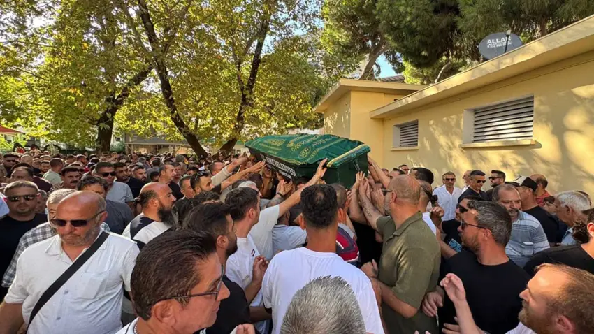 Futbol turnuvası dönüşü acı veda: 11 yaşındaki Mithat Özgür son yolculuğuna uğurlandı haberinin görseli